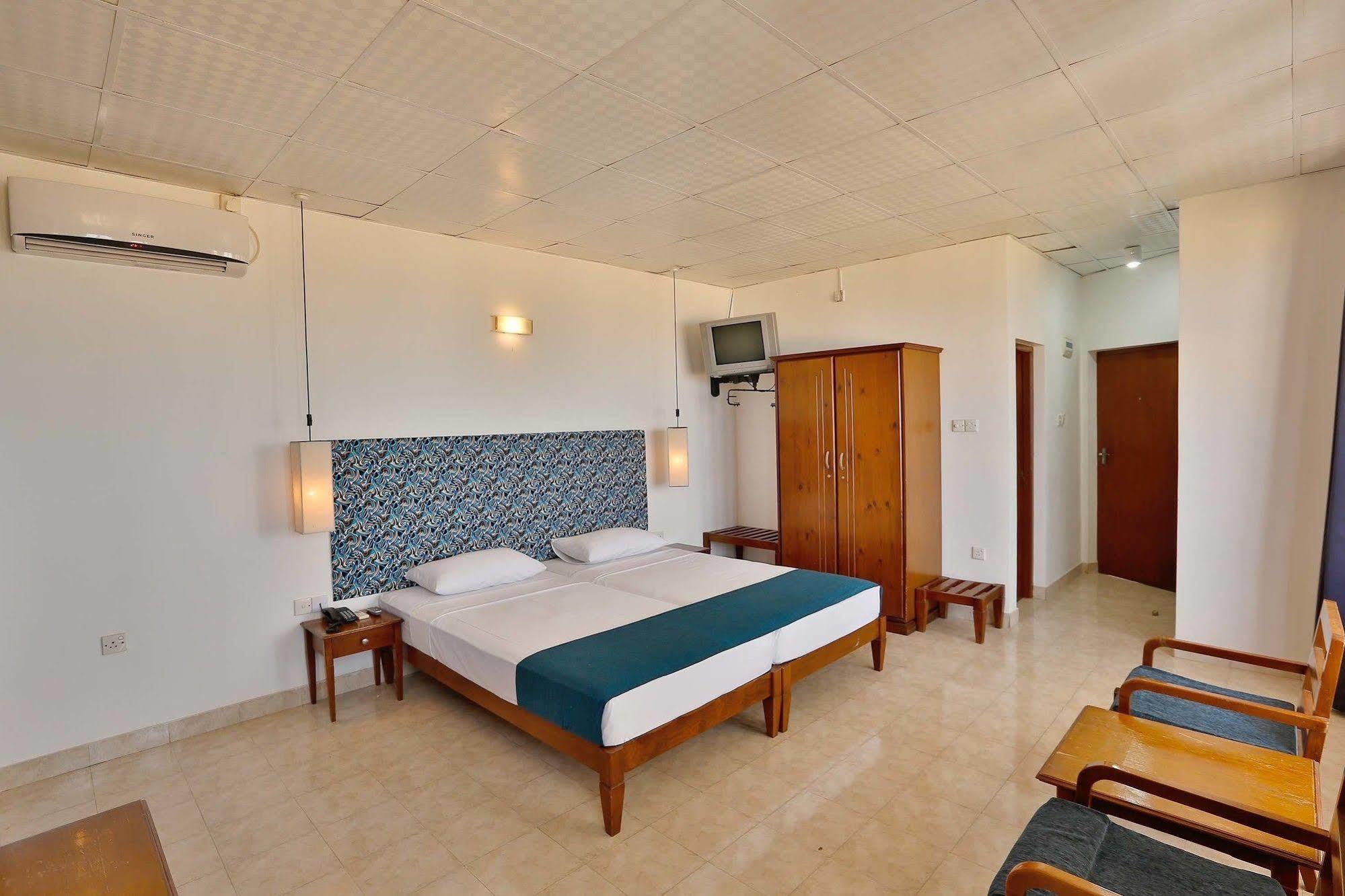 The Reef Beach Hotel Negombo Eksteriør billede