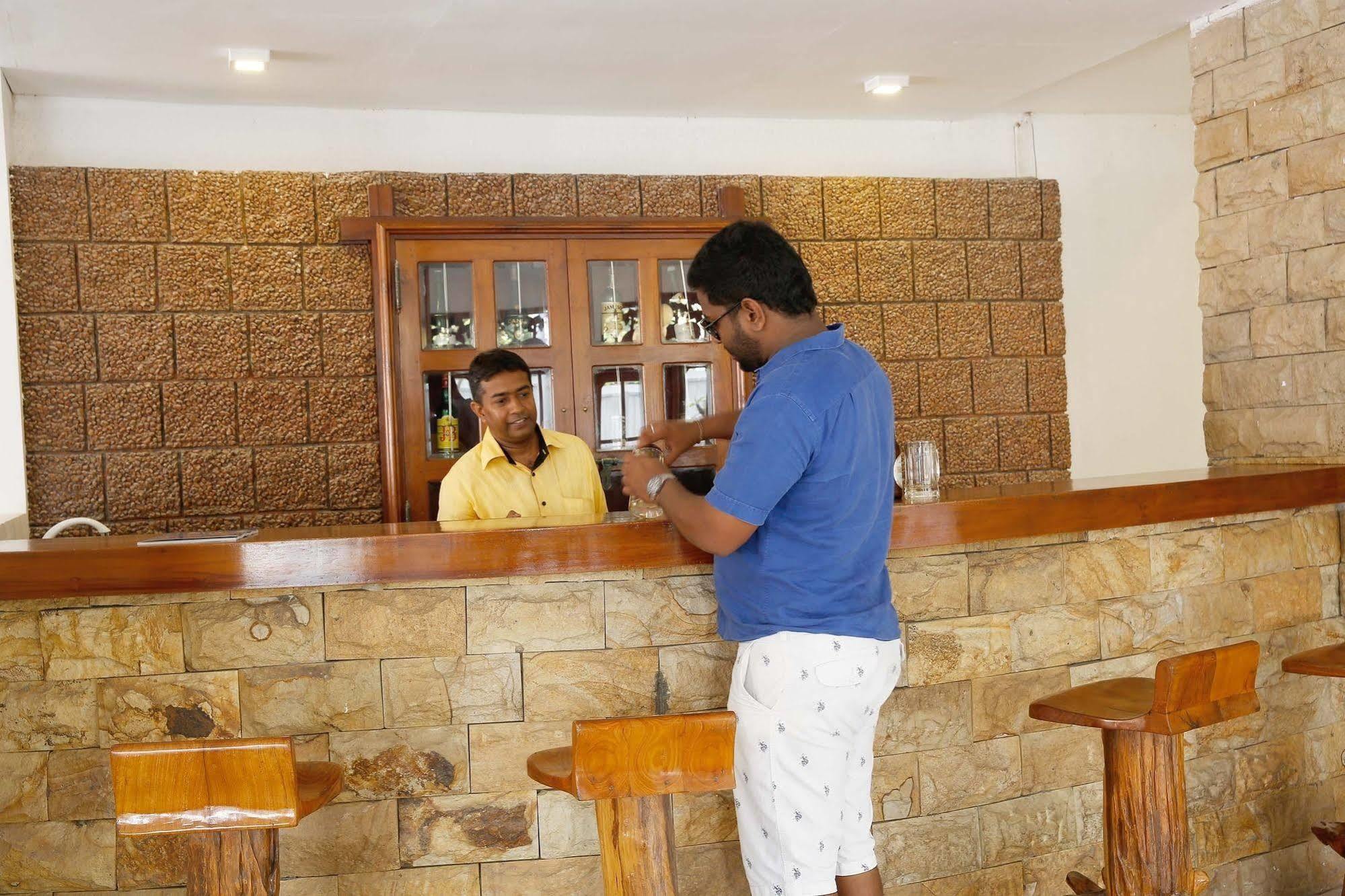 The Reef Beach Hotel Negombo Eksteriør billede