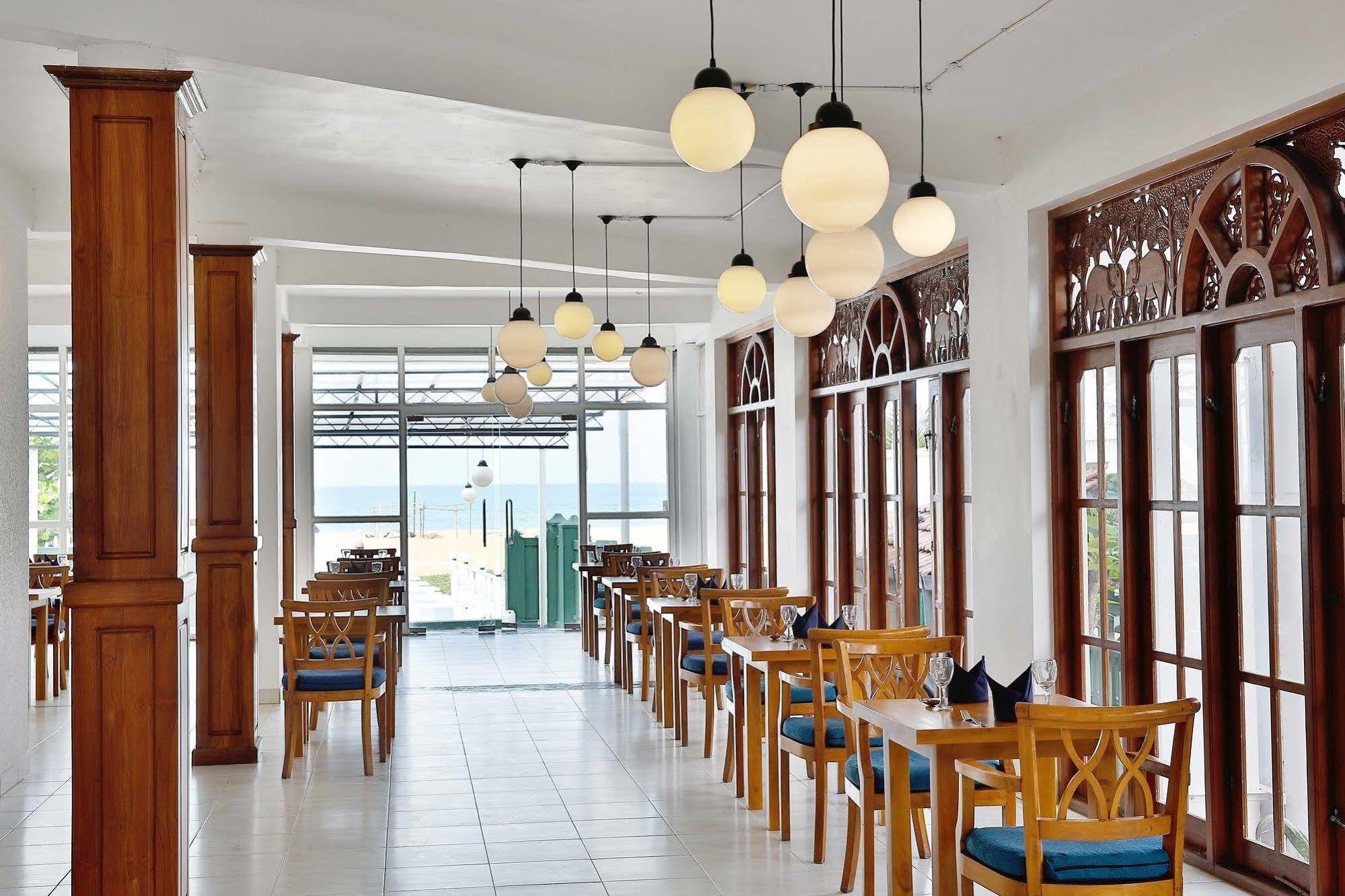 The Reef Beach Hotel Negombo Eksteriør billede