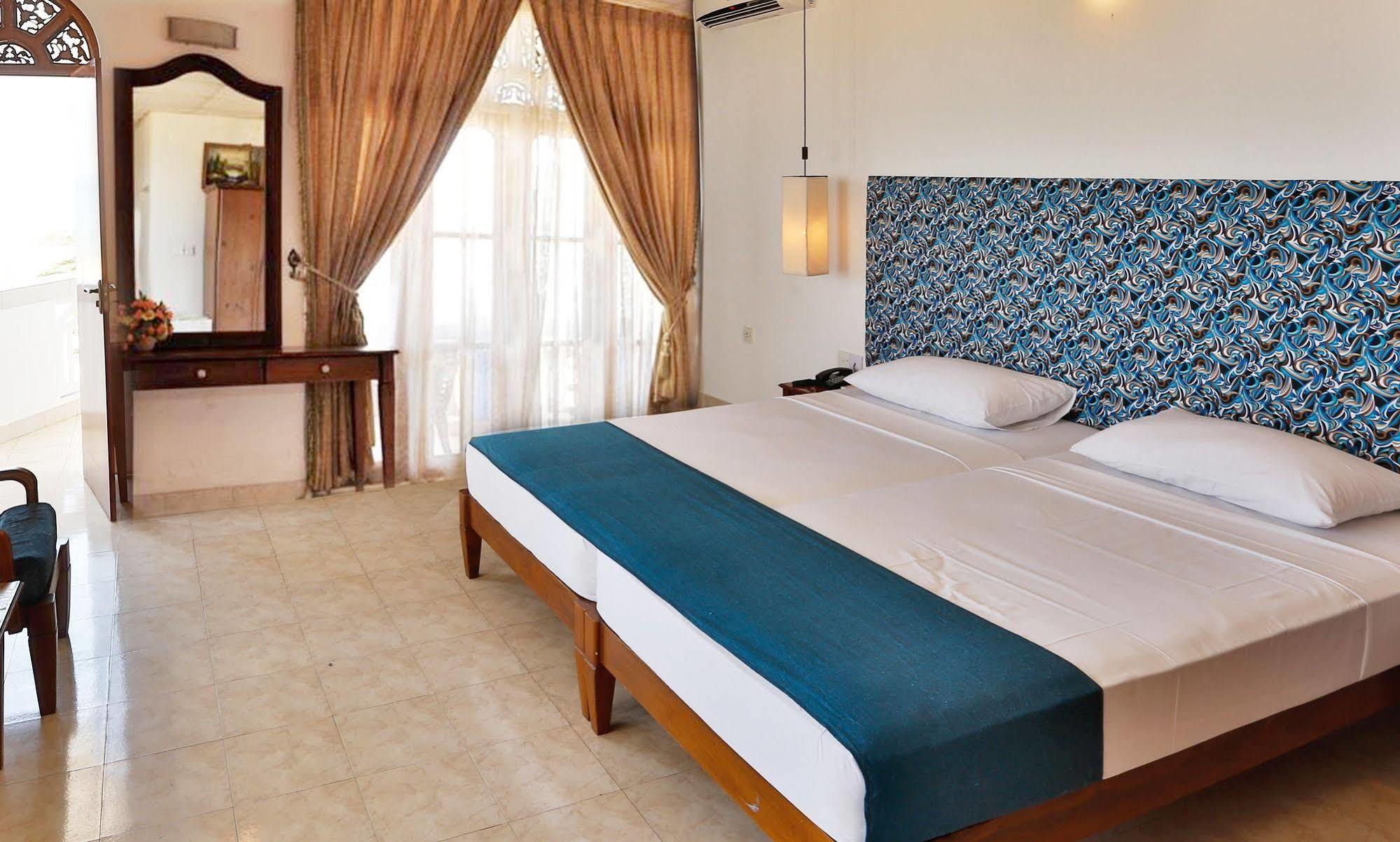 The Reef Beach Hotel Negombo Eksteriør billede